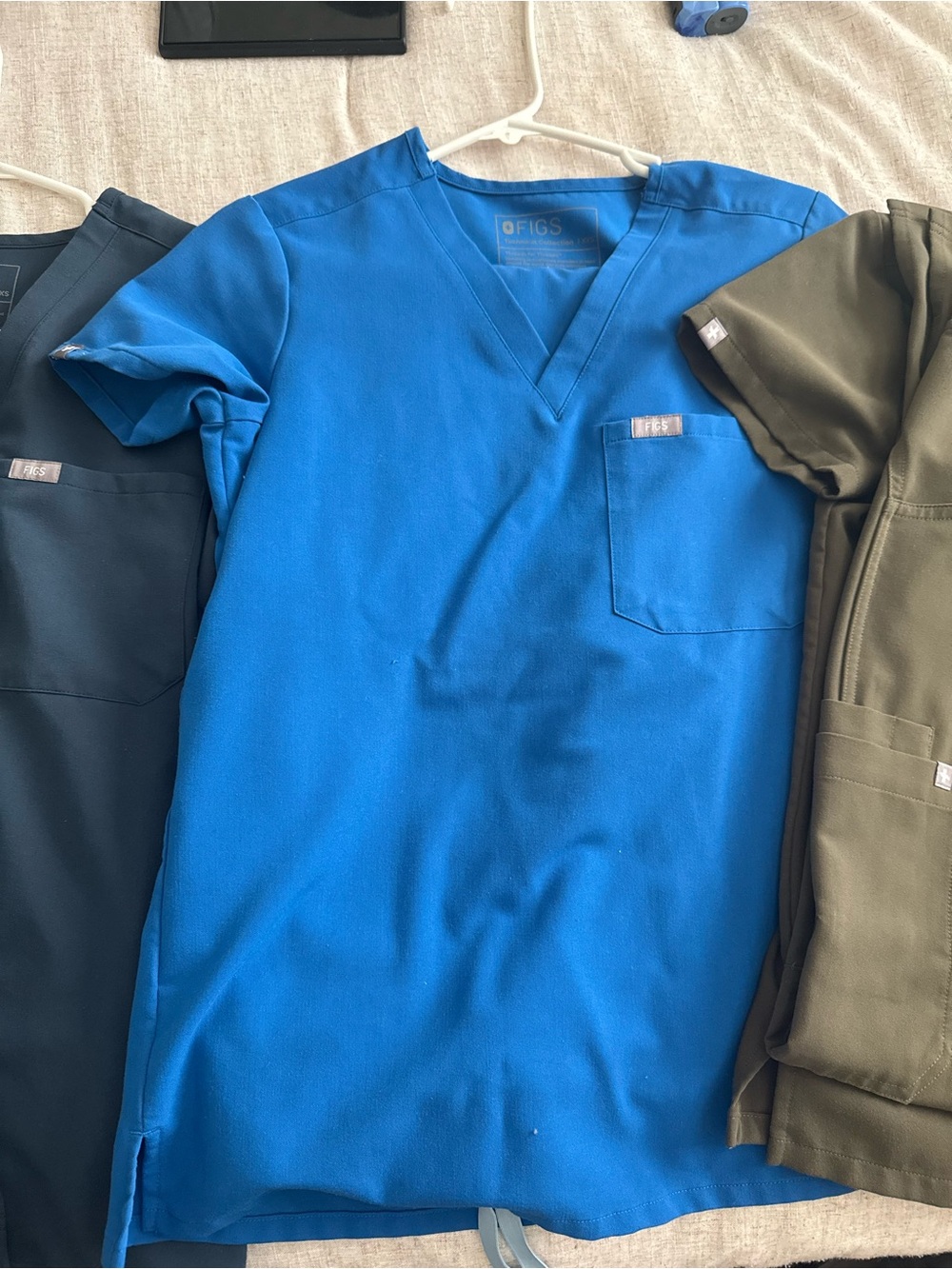 Figs Men’s V-Neck Top in Bright Blue